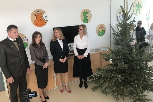 Ministerky zdravotníctva a pôdohospodárstva Andrea Kalavská a Gabriela Matečná na odovzdávaní vianočných stromčekov v NÚDCH.
