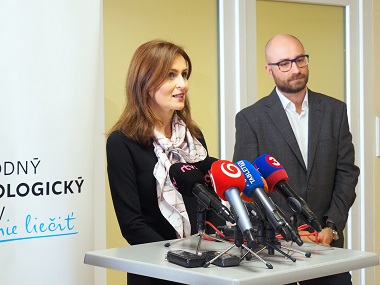 Ministerka zdravotníctva SR Andrea Kalavská a riaditeľ NOÚ Ing. Tomáš Alscher, MPH