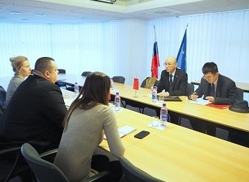 Hlavný hygienik SR Ján Mikas a zástupcovia MZ SR rokovali s čínskym chargé d`affaires Wang Ji